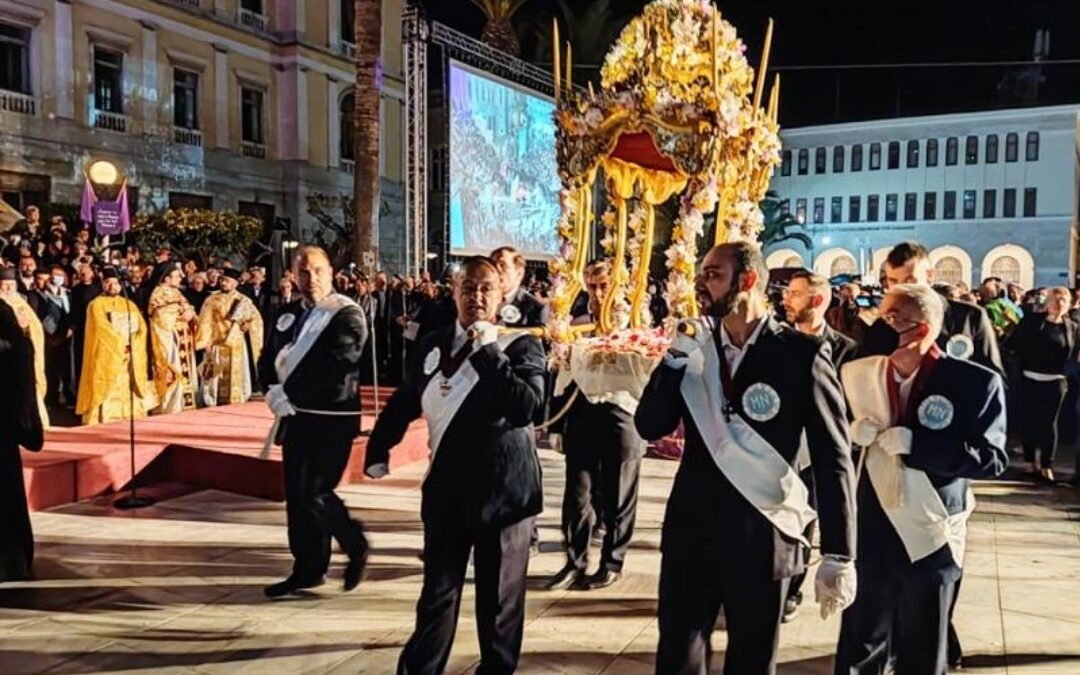 Ω γλυκύ μου έαρ»: Μεγαλειώδης και μυσταγωγική η Μεγάλη Παρασκευή στη Σύρο