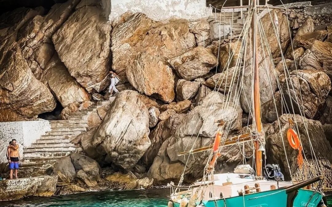 Ένα Ελληνικό Εκκλησάκι Μπήκε Στη Λίστα Με Τους 10 Καλύτερους Ναούς Του Κόσμου Μέσα Σε Σπηλιά. Το Έφτιαξε Ένας Ψαράς Όταν Κινδύνεψε Η Ζωή Του